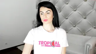 queenrannya crazy babe shows beautiful breasts