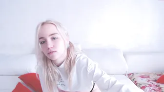 onefel mature babe fucks her cunt