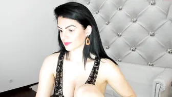 queenrannya exquisite passion rubs pussy