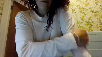luvsuckngcock attractive chick diligently licks dildo