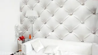 queenrannya caresses the clitoris under the table