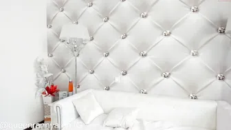 queenrannya caresses the clitoris under the table