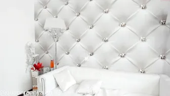 queenrannya caresses the clitoris under the table