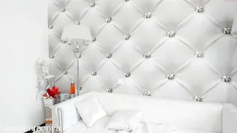 queenrannya caresses the clitoris under the table