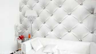 queenrannya caresses the clitoris under the table