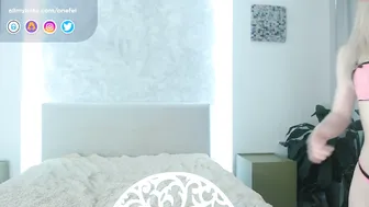 onefel pretty model fucks pussy