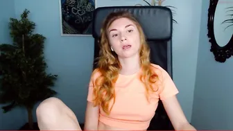 daniella_true black-haired beauty pulls sex lips