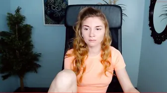 daniella_true black-haired beauty pulls sex lips