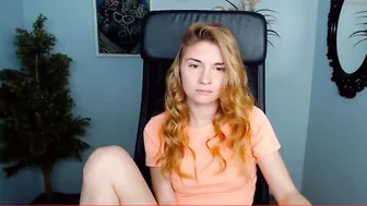 daniella_true black-haired beauty pulls sex lips