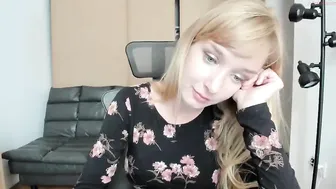 cutiepainter busty chick masturbates shaved pussy