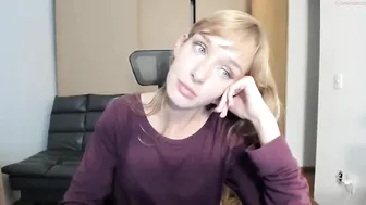 cutiepainter busty chick masturbates shaved pussy