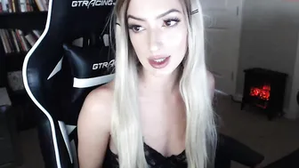 miss_bee crazy lady fondles her cunt in panties