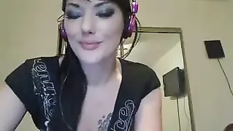 hiclasshoodrat707 fat chick fucks cunt with phallus