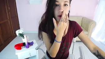 chloe_savage_ young mischievous woman shows her boobs