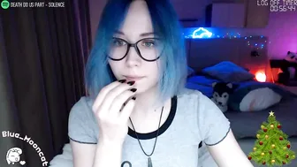 blue_mooncat great girl fucks shaved cunt