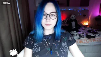 blue_mooncat Black brunette