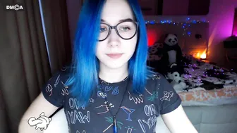 blue_mooncat Black brunette