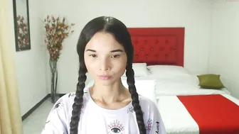 lisa_coleman beauty fucks herself in front of the webcam