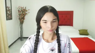 lisa_coleman beauty fucks herself in front of the webcam