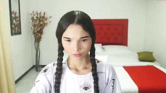 lisa_coleman beauty fucks herself in front of the webcam