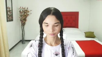 lisa_coleman beauty fucks herself in front of the webcam