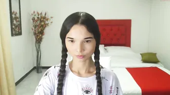 lisa_coleman beauty fucks herself in front of the webcam