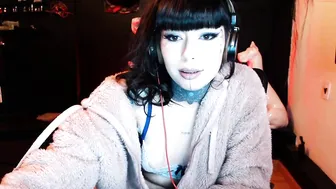 caroline_x_princess cute lady gently massages pussy