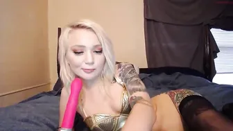 dakotaskyexxx red-haired bitch excites beautiful legs