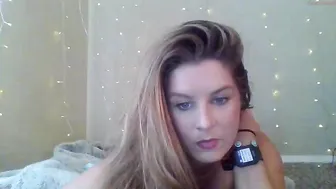 ky_lynn busty young lady fucks her cunt