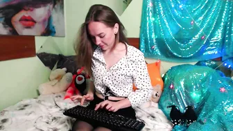 annabell_sky delightful beauty fucks a shaved vagina