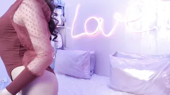 yunimei big ass bitch shows off charm