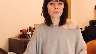 ariadna89 undresses and shows puffy bread