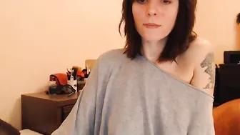 ariadna89 undresses and shows puffy bread