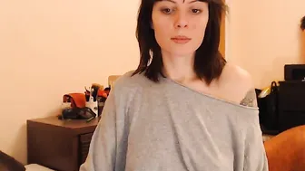 ariadna89 undresses and shows puffy bread