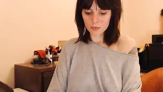 ariadna89 undresses and shows puffy bread