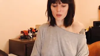 ariadna89 undresses and shows puffy bread