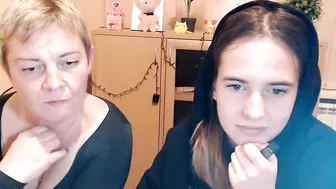 caroline_ellin jerking off the clit on the bed