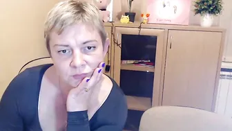 caroline_ellin jerking off the clit on the bed