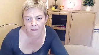 caroline_ellin jerking off the clit on the bed