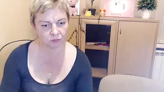 caroline_ellin jerking off the clit on the bed