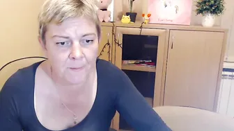 caroline_ellin jerking off the clit on the bed