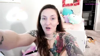 oftenelle mysterious goddess gently caresses her ass with her fingers