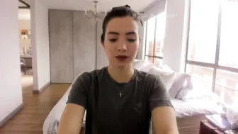 soifiee sexy chick fingering pussy