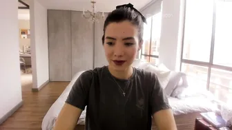 soifiee sexy chick fingering pussy