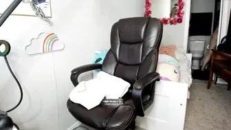 oftenelle hot lady plants hand in anus