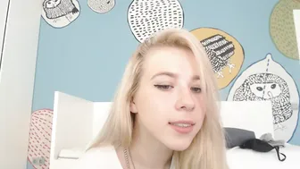 aconaco busty skin fucks pussy dildo