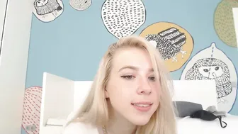 aconaco busty skin fucks pussy dildo