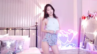 niyamein ardent slut seduces with a huge ass