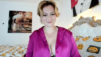 kiradivine busty lady posing in fr