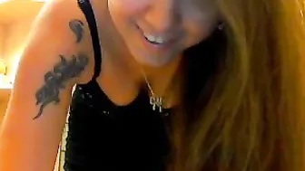 amanda__r in a new apartment shows a striptease